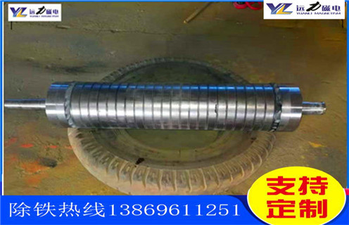 石英砂除鐵磁選機(jī)的性能特點_釩鈦鐵礦石英砂除鐵磁選機(jī)的性能特點型號參數(shù)及磁場強(qiáng)度，石英砂除鐵磁選機(jī)按磁場的強(qiáng)度分強(qiáng)磁除鐵機(jī)和低磁除鐵機(jī)，強(qiáng)磁除鐵機(jī)的磁場強(qiáng)度在12000高斯到15000高斯之間，低磁除鐵機(jī)的磁場強(qiáng)度在3000高斯左右。不同的礦物的則需要不同的選礦設(shè)備，結(jié)構(gòu)性質(zhì)的不同來選擇不同的磁場。遠(yuǎn)力磁電的磁選設(shè)備型號齊全，規(guī)格標(biāo)準(zhǔn)，質(zhì)量可靠，是廣大礦山公司的理想合作伙伴。 一、石英砂除鐵磁選機(jī)的性能特點_釩鈦鐵礦石英砂除鐵磁選機(jī)的性能特點型號參數(shù)及磁場強(qiáng)度 石英砂除鐵磁選機(jī)是一種永磁除鐵器，采用超強(qiáng)稀土永磁釹鐵硼作為磁源，磁笥能穩(wěn)定，磁路設(shè)計獨(dú)特，此除鐵器磁力強(qiáng)，磁場梯度高，吸力遠(yuǎn)大于國標(biāo)除鐵器;具有自動糾偏功能的腰鼓形滾筒，全密封鑄鋼軸承座，保證除鐵器在各種惡劣環(huán)境下長期無故障工作。其廣泛應(yīng)用于煤礦、碼頭、火力發(fā)電、水泥、建材等行業(yè)。 二、石英砂除鐵磁選機(jī)的性能特點_釩鈦鐵礦石英砂除鐵磁選機(jī)的性能特點型號參數(shù)及磁場強(qiáng)度性能特點: 1、采用計算機(jī)模擬磁路設(shè)計，磁場分布不合理，透磁深度大。 2、除鐵器本體比電磁除鐵器簡化，不需勵磁電源，不需冷卻系統(tǒng)。 3、省電節(jié)能，故障率低。 4、操作簡單，運(yùn)行安全可靠