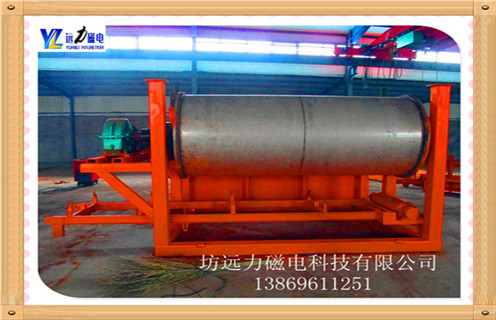 永磁筒式磁選機磁系的設計必須遵循下述的原則: (1)磁選機工作區的磁系密度絕對值應該盡可能的提高; (2)磁力的直徑向分量盡可能大,而切向分量盡可能減小; (3)保證磁場有足夠的作用深度; 2.永磁筒式磁選機的磁系分析 永磁筒式磁選機需要產生一定強度的磁場,而且要求磁場中的大部分磁通能集中通過分選空間.為此,常用鐵磁物質做成一定形狀的磁導體與分選空間一起構成磁路.在磁導體的某一部分繞上線圈,或磁導體圍繞線圈.由于鐵磁物質的磁導率比空氣的大得多,因此,大部分磁通就集中在由磁導體構成的路徑中通過. 對于永磁磁選機,是將上述磁路的通電線圈換成永磁體. 磁路和電路在形式上雖然相似,但有本質區別.電路是有導電率較大的金屬導體所構成的閉合回路,全部電流在導體內流通,磁路則是由磁導率較大的磁導體所構成的閉合回路,大部分磁通在磁路內通過.