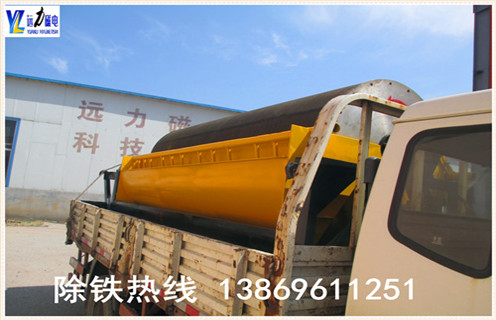 永磁筒式磁選機(jī)的磁包角角度多少合適,其實(shí)對于這個永磁筒式磁選機(jī)磁包角的問題,各個廠家的都不一樣,一般為45度左右,下面我們就詳細(xì)介紹下與磁包角相關(guān)的問題. 1.永磁筒式磁選機(jī)磁包角的磁系 1.1磁選機(jī)分離器工作區(qū)域的磁通密度的絕對值應(yīng)盡可能高; 1.2磁力的徑向分量盡可能大,切向分量盡可能地減小; 1.3確保磁場有足夠的深度作用; 1.4在上述條件下,多極可以改善濃縮物的磁系.