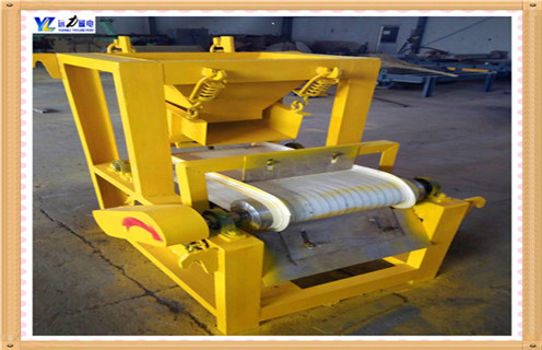 礦用小型帶式磁選機比較適合小型選礦廠使用,它的處理量適中,安裝簡單,使用方便.可以給小型選礦廠帶來不小的經(jīng)濟效益,另外小型設(shè)備比較節(jié)能環(huán)保,不對資源產(chǎn)生過多的負擔(dān)和壓力,是環(huán)保型設(shè)備. 1.礦用小型帶式磁選機的磁系設(shè)計 通過采用當(dāng)代最先進的設(shè)計理念和設(shè)計方法對磁選機的磁路進行了優(yōu)化設(shè)計,擁有比較合理的磁場結(jié)構(gòu).最小處理量在300到1250千克左右,功率在0.18kw,重量在0.3T左右,是大型設(shè)備的最小號.雖然型號比較小,但是處理效率和工作品質(zhì)并沒有下降,提純的效率和質(zhì)量與大型設(shè)備相差無幾.