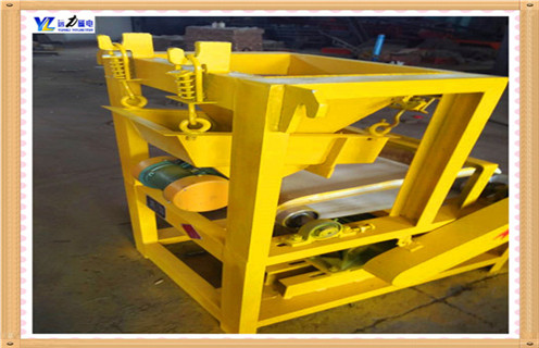 2.遠力磁電的礦用小型輸送帶磁選機的優(yōu)勢 濰坊遠力磁電磁電專業(yè)生產(chǎn)各種型號的磁選機,礦用小型帶式磁選機的需求量還是比較大的,設(shè)備輕便.簡易,便于安裝和存放,得到了很多中小企業(yè)的青睞的贊賞.