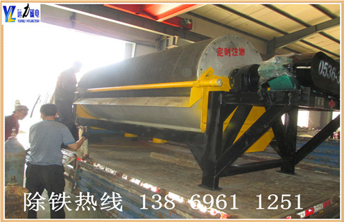 小型干式磁選機(jī)的安裝步驟,遠(yuǎn)力磁電生產(chǎn)的小型干式磁選機(jī)主要安裝步驟如下: 1.安裝磁選機(jī)主軸必須滿足以下三個要求: ①主軸安裝在主軸零件上必須有精確的工作位置; ②主軸部件易于安裝拆卸,調(diào)整; ③主軸應(yīng)良好制造工藝. 2.磁選機(jī)布置順序的主要部分如下: 飛輪,軸承,圓盤,襯套,軸承,滑輪,具體分析如下:主軸有三個帶有鍵槽的軸段,以減少對 夾緊工件時間,這些軸上的鍵槽應(yīng)在相同的總線上打開. 另外,還為了減少加工刀具的種類和提高勞動生產(chǎn)率,軸上直徑近似的地方,圓角.倒角.鍵槽寬度.砂輪越程槽寬度,退刀槽寬度等盡可能采用相同的尺寸.