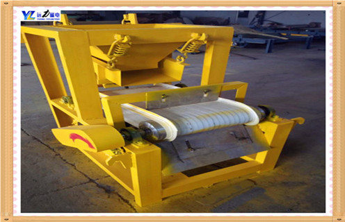 小型干式磁選機2018年依然走俏,由礦山開采出來的原礦石,給破碎.磨礦.分級后,一般使用磁選設備進行鐵粉的選出工作.而磁選機的選擇是關鍵.一般磁選機的選擇方法是根據(jù)原礦化驗后,再確實磁選設備,哪種磁選設備更適合原礦磁選工作,效率更高.有些人會認為磁場強度越高越有利于磁性物質的回收,事實并非如此,有過實踐經(jīng)驗的朋友通常不會這樣認為.它們會根據(jù)原礦化驗出來的品質,進一步確定磁選機的磁場強度