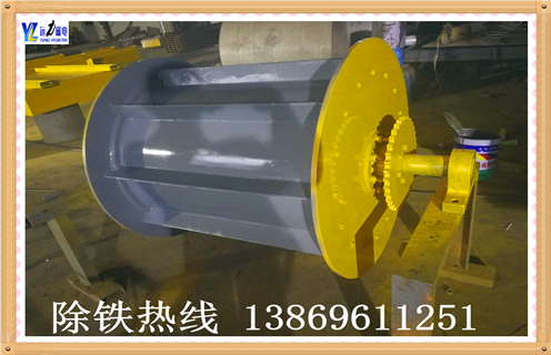 1.磁選滾筒磁力影響因素大致如下 1.1.磁選滾筒飼料泥與土壤混合,在濃縮機中使用絮凝劑去除土壤;接縫變大或破裂,使得分選槽中的大顆粒不能及時清除,導(dǎo)致沒有溢出或溢出,使得磁選區(qū)域變短并且更換篩板.進入與絮凝劑混合的泥煤中,使用濃縮機中的分散劑去除絮凝劑.故障 1.2.磁選滾筒溢出過多處理方法: 排放直徑太小,不能增加尾部排放,直到有一定量的溢流溢流溢流堰;飼料固體含量過高,增加操作差距,重新檢查溢出;入口側(cè)太靠近,重新放置滾筒;流量波動狀態(tài),磁選機之前安裝流量控制器流量或提高進料狀態(tài);鼓在底部的塞子上,可以將橡皮筋放在滾筒的底部,從一側(cè)到另一側(cè)進行檢查).如發(fā)現(xiàn)堵塞,提起滾筒去除塞子.故障 1.3.磁選滾筒濃縮濃縮物低處理方法: 磁鐵位置過高,無法重新定位磁鐵位置;水位過高,不能重新調(diào)整尾礦襯套尺寸;嵌套間隙太寬,無法向前移動滾筒.故障