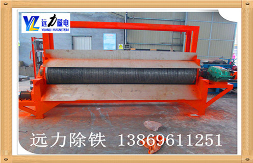 1.濕式磁選機如何選擇 1.1 濕式磁選機有三種槽體:順流槽體.逆流槽體.半逆流槽體.不一樣槽體對于物料的精細度的工作也不一樣,這個詳細的選擇還要依據周身環境的,地質及物料的特色,然后結合自然條件選擇再依據設備的特色進行選擇,防止出現"不適應"運作疑問出現. 2.濕式磁選機三種槽體的特色: 順流式濕式磁選機相對逆流式和半流式的槽體來說,它的處理才能大,順流式槽體適宜于處理較粗粒度的強磁性物料的粗選和精選.順流式磁選機有一個需要特色留意的地方即是:一定嚴厲的操控給礦的粒度,不能過大或許過小,過大的時分脈石與磁性物體別離不開,磁性礦粒簡單損失于尾礦,會下降精礦的質量 3.濕式永磁磁選機的三種形式工作狀態 3.1順流式槽體濕式磁選機可以完成連體機工作,進步精礦的質量. 3.2 逆流式磁選機適宜于細粒強磁性礦藏的粗選與掃選工作,回收率較高,但精礦檔次較低.由于粗粒物料易沉積阻塞選別空間,更不容別離開來,所以逆流型磁選機不適于處理粗粒物料,盡量防止運用逆流式濕式磁選機進行精選,牢記. ? 3.3半逆流磁選機它一起具有自己順流槽體的優勢和逆流槽體的優勢,半逆流磁選機在礦設技術流程中所占的比重略大.它充分體現了順流式和逆流式的優勢,而且還逾越了那兩種槽體,由于它還適宜于處理0.5mm以下的礦粒的粗選和精選,不光可以多臺串聯和并聯,還可以完成屢次的掃選和精選.是不是很強壯.