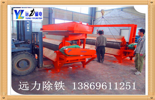 1.濕式筒式磁選機的檢修和保養 1.1.濕式磁選機軸承擔負機器的全部負荷,所以良好的潤滑對軸承壽命有很大的關系,它直接影響到機器的使用壽命和運轉率,因而要求注入的潤滑油必須清潔,密封必須良好,本機器的主要注油處:轉動軸承,軋輥軸承,所有齒輪,活動軸承,滑動平面. 1.2.濕式磁選機新安裝的輪箍容易發生松動必須經常進行檢查. 1.3.濕式磁選機注意機器各部位的工作是否正常. 1.4.濕式磁選機注意檢查易磨損件的磨損程度,隨時注意更換被磨損的零件. 1.5.濕式磁選機放活動裝置的底架平面,應出去灰塵等物以免機器遇到不能破碎的物料時活動軸承不能在底架上移動,以致發生嚴重事故. 1.6.濕式磁選機軸承油溫升高,應立即停車檢查原因加以消除. ?1.7.濕式磁選機轉動齒輪在運轉時若有沖擊聲應立即停車檢查,并消除.