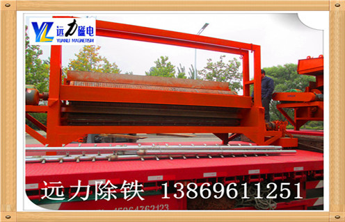 3.濕式永磁磁選機的三種卸料形式 濕磁場永磁筒式式分離器根據不同形狀的槽可分為順流,逆流和半逆流三種.它們的結構不同的主要區別在于罐的形狀,此外,與逆流底部的半逆流噴射管,下游,逆流是沒有水管.順流磁性產品的流動方向與漿料的流動方向相同(因此是順流型),并且逆流型磁性產品的運動方向與漿料流動的方向相反逆流式)和底部的漿料流動方向相同,上部的漿料流動方向相反,這種磁力分離罐的流動較少.