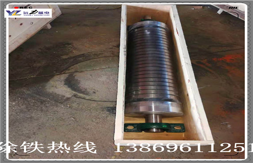 褐鐵礦專用輥式磁選機(jī),輥式磁選機(jī)主要適用于塊狀的褐鐵礦需要破碎、球磨后再磁選,按照選礦效果水選強(qiáng)磁磁選機(jī)的選礦效果佳,一般作為精選使用可一次性提高褐鐵礦10-20個(gè)品位。褐鐵礦磁選機(jī)的磁場(chǎng)可達(dá)到16000高斯,是專門針對(duì)褐鐵礦、錳礦、赤鐵礦等弱磁性礦的一種磁選設(shè)備。 一、褐鐵礦專用輥式磁選機(jī)主要用途 該設(shè)備用于褐鐵礦,赤鐵礦,氧化錳,碳酸錳礦選礦,設(shè)備的磁場(chǎng)強(qiáng)度在9000-12000Gs,磁場(chǎng)梯度大、用電量少、性能穩(wěn)定。該系列設(shè)備用于低品位褐鐵礦,赤鐵礦,氧化錳,碳酸錳礦的分選,能一次性提高3-15個(gè)品位,很好地解決了歷來(lái)低品位褐鐵礦,赤鐵礦,氧化錳,碳酸錳礦不能入爐冶煉、銷售難的問題,為低品位礦石找到了出路,能產(chǎn)生可觀的經(jīng)濟(jì)效益。該設(shè)備投資回報(bào)高,是投資少見效快的好項(xiàng)目。 二、褐鐵礦專用輥式磁選機(jī)工作原理 1、將3-5毫米的原礦送入上料斗,經(jīng)過振動(dòng)電機(jī)振動(dòng)布料,出料量可通過手輪來(lái)進(jìn)行精確調(diào)整。磁輥通過調(diào)速電機(jī)拖動(dòng),轉(zhuǎn)速的快慢通過調(diào)速表來(lái)進(jìn)行調(diào)節(jié),可控制磁選機(jī)的產(chǎn)量和精礦品位。 2、礦粒經(jīng)輸送帶被送入上磁輥分選,由于褐鐵礦,赤鐵礦,氧化錳,碳酸錳礦的礦粒有磁性,立即被強(qiáng)磁場(chǎng)吸附在磁輥上,脈石粒(雜石、砂土)由于沒有磁性(磁性很弱),磁輥的強(qiáng)磁對(duì)它不產(chǎn)生吸力,隨著磁輥的轉(zhuǎn)動(dòng),礦粒一直被吸在磁輥上,而脈石粒在磁輥轉(zhuǎn)到前端位置時(shí)被拋出掉在隔礦板的前面(通過改變隔礦板角度的大小可調(diào)整精礦的品位),礦粒繼續(xù)被磁輥帶到脫磁區(qū)時(shí)自動(dòng)掉入一選集礦斗收集為精礦成品。 3、由于上磁輥掉下的脈石中還夾帶有一些磁性更弱的礦粒,它們將進(jìn)入下磁輥繼續(xù)進(jìn)行磁選,磁選后的成品礦粒進(jìn)入二選集礦斗收集為成品,被拋出的脈石經(jīng)尾礦口排出,至此磁選工序結(jié)束。由于原礦中的脈石被拋棄。 4、所以使褐鐵礦,赤鐵礦,氧化錳,碳酸錳的品位得到提高。整臺(tái)設(shè)備的用電量?jī)H為4KW左右,磁選投入成本是相當(dāng)?shù)偷摹8蓾袷接缽?qiáng)磁選礦機(jī)是我公司自主研究開發(fā)的高新技術(shù)產(chǎn)品,技術(shù)已相當(dāng)成熟。 三、褐鐵礦專用輥式磁選機(jī)磁選優(yōu)勢(shì) 1.分選效果好:由于本機(jī)采取動(dòng)態(tài)磁系設(shè)計(jì),礦料在滾筒表面滑動(dòng)、位移及翻滾,滾筒不沾料,有利于物料分選,初選品位可提高1-4倍,一次精選品位可達(dá)60%以上。 2.處理能力大:由于本公司采用包裹式開放磁系,物料不裹團(tuán),無(wú)堵塞現(xiàn)象,因此處理能力大,單臺(tái)初選機(jī)的處理原礦量可達(dá)50噸以上,還可多機(jī)并列并聯(lián)使用,可成倍提高產(chǎn)量。 3.適應(yīng)行業(yè)廣:本公司干式磁選機(jī),分四大類,有二十多個(gè)品種和規(guī)格型號(hào)。可以滿足各種鐵礦、河砂、尾礦、鋼渣、鋼灰、硫酸渣、磨料、耐火材料、制板、橡膠、糧食等諸多行業(yè)的需求,部分設(shè)備還可一機(jī)多用。 4.生產(chǎn)效果高:干選不用水,因此可不受水源限制,常年連續(xù)生產(chǎn),對(duì)無(wú)水地區(qū),季節(jié)性缺水地區(qū),高寒地區(qū),每年可增加100-150個(gè)工作日,有效提高設(shè)備利用率。